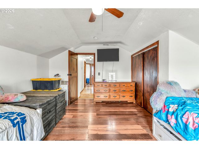 404 N BRIDGE St, Sheridan, OR 97378