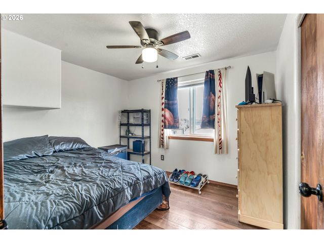 404 N BRIDGE St, Sheridan, OR 97378