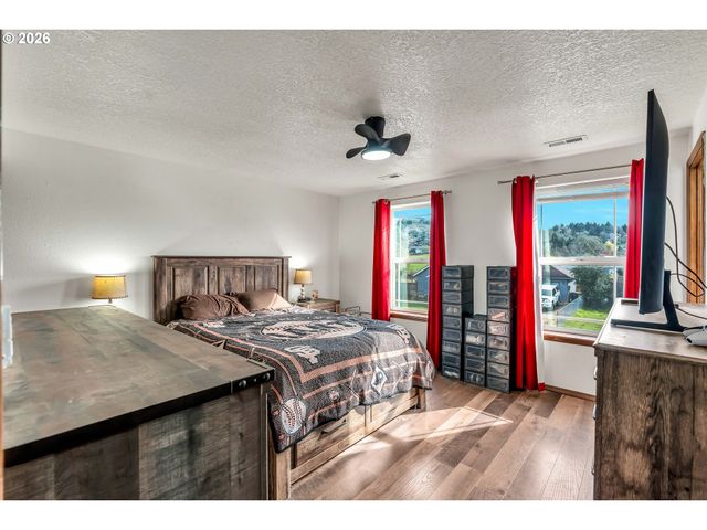 404 N BRIDGE St, Sheridan, OR 97378
