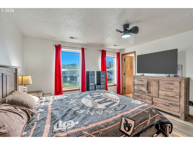 404 N BRIDGE St, Sheridan, OR 97378