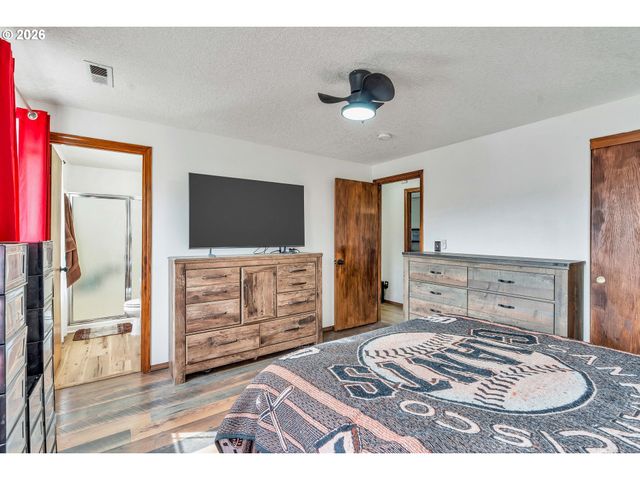 404 N BRIDGE St, Sheridan, OR 97378