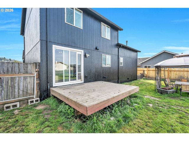 404 N BRIDGE St, Sheridan, OR 97378