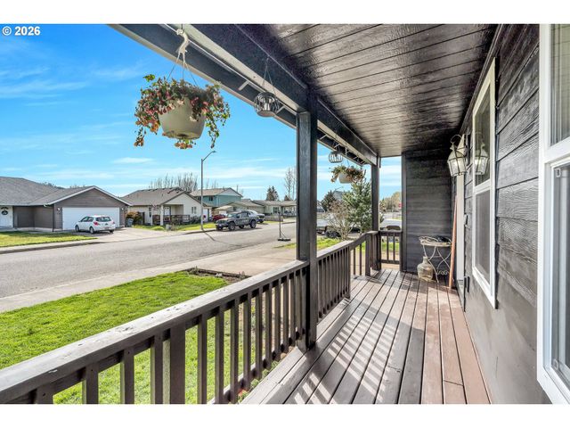 404 N BRIDGE St, Sheridan, OR 97378