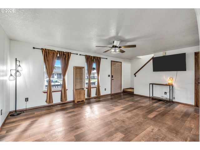 404 N BRIDGE St, Sheridan, OR 97378