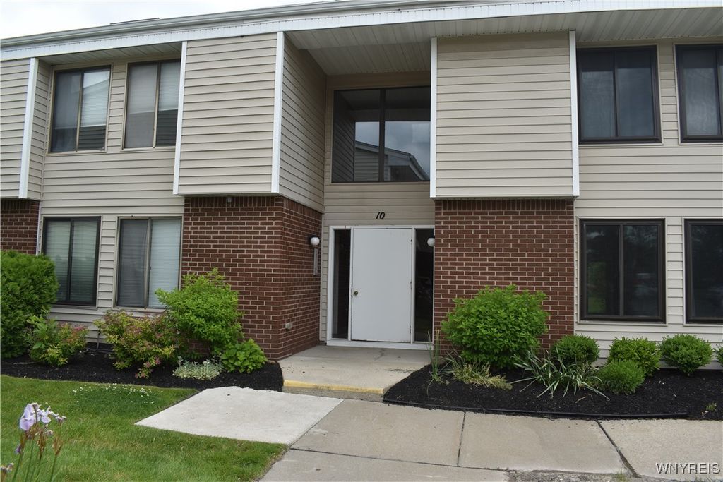 10 Southcreek Court B, Amherst, NY 14051