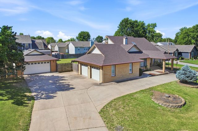 1501 Sandalwood Dr, Haysville, KS 67060