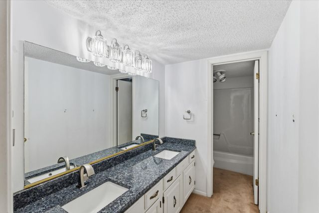 1501 Sandalwood Dr, Haysville, KS 67060