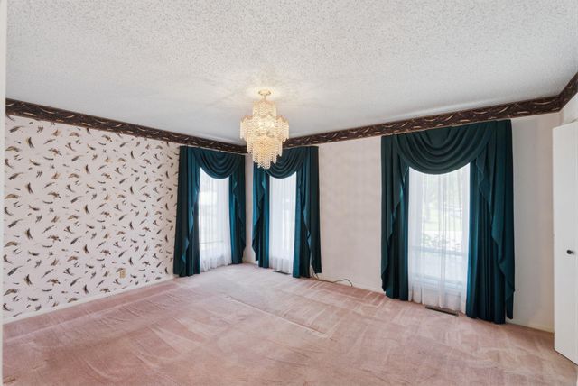 1501 Sandalwood Dr, Haysville, KS 67060