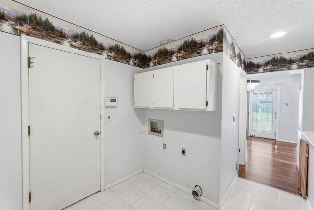 1501 Sandalwood Dr, Haysville, KS 67060