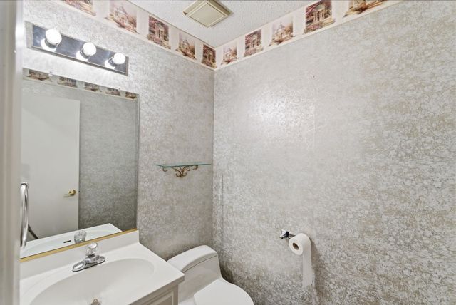 1501 Sandalwood Dr, Haysville, KS 67060