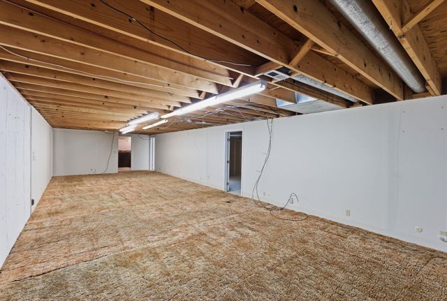 1501 Sandalwood Dr, Haysville, KS 67060