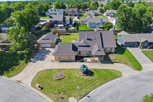1501 Sandalwood Dr, Haysville, KS 67060