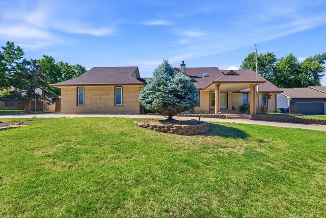 1501 Sandalwood Dr, Haysville, KS 67060