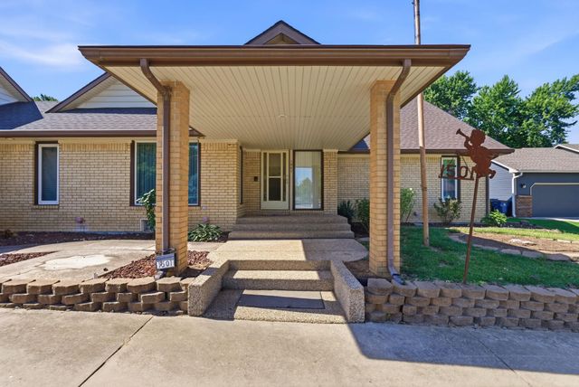 1501 Sandalwood Dr, Haysville, KS 67060