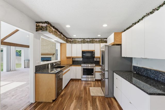 1501 Sandalwood Dr, Haysville, KS 67060