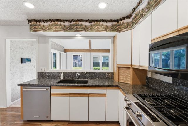 1501 Sandalwood Dr, Haysville, KS 67060