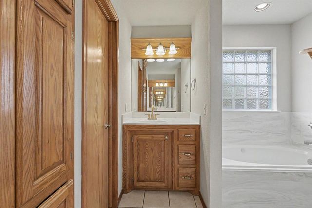 1125 S Oakey Drive, Mustang, OK 73064