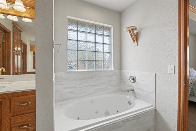1125 S Oakey Drive, Mustang, OK 73064