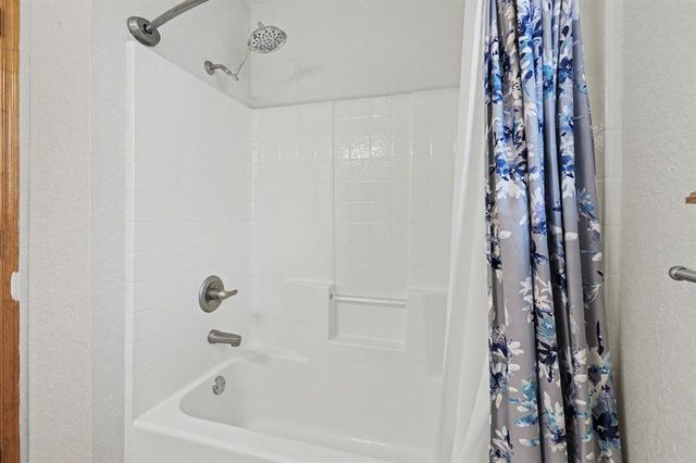 1125 S Oakey Drive, Mustang, OK 73064
