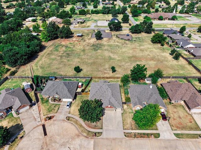 1125 S Oakey Drive, Mustang, OK 73064