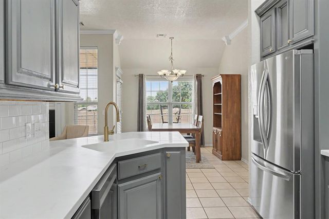 1125 S Oakey Drive, Mustang, OK 73064