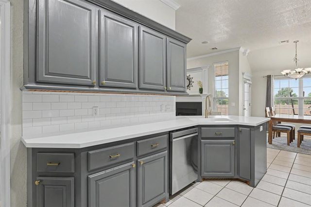 1125 S Oakey Drive, Mustang, OK 73064