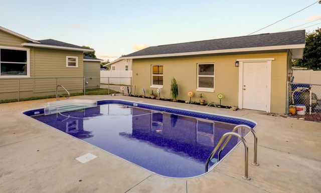 2576 17TH AVENUE N, St Petersburg, FL 33713