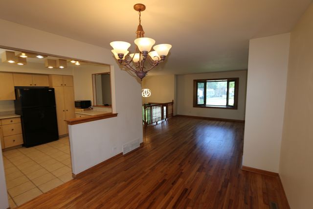 601 Deerpath Drive, Lindenhurst, IL 60046