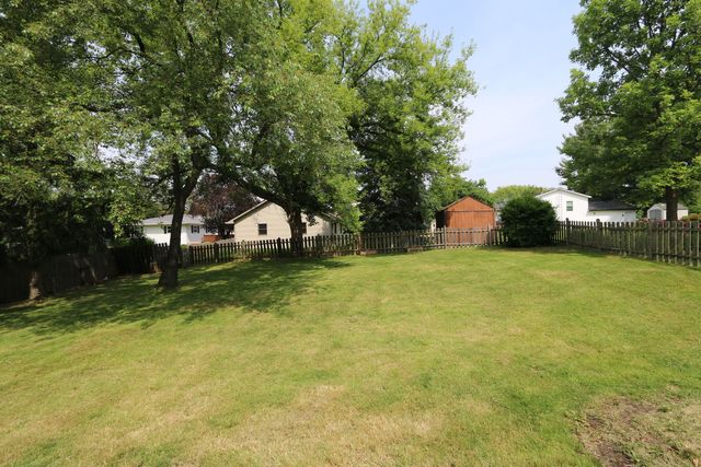601 Deerpath Drive, Lindenhurst, IL 60046
