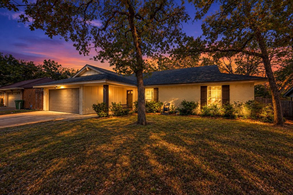 608 Ridgewood Circle, Hurst, TX 76054 — exterior