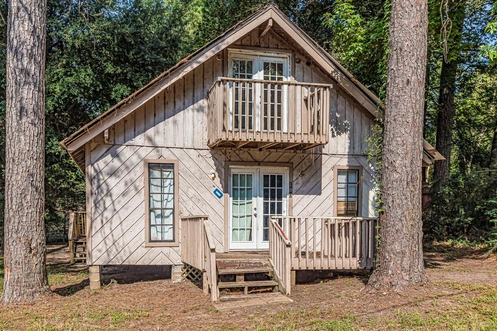 190 Lions Circle, Onalaska, TX 77360