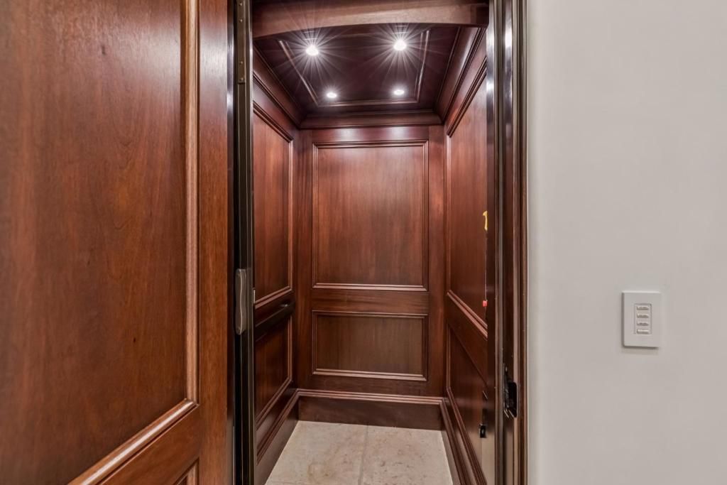 Image 32 of property listing at 2 Somerset Lane, Atherton, CA 94027