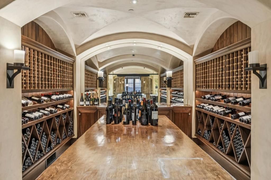 Image 35 of property listing at 2 Somerset Lane, Atherton, CA 94027