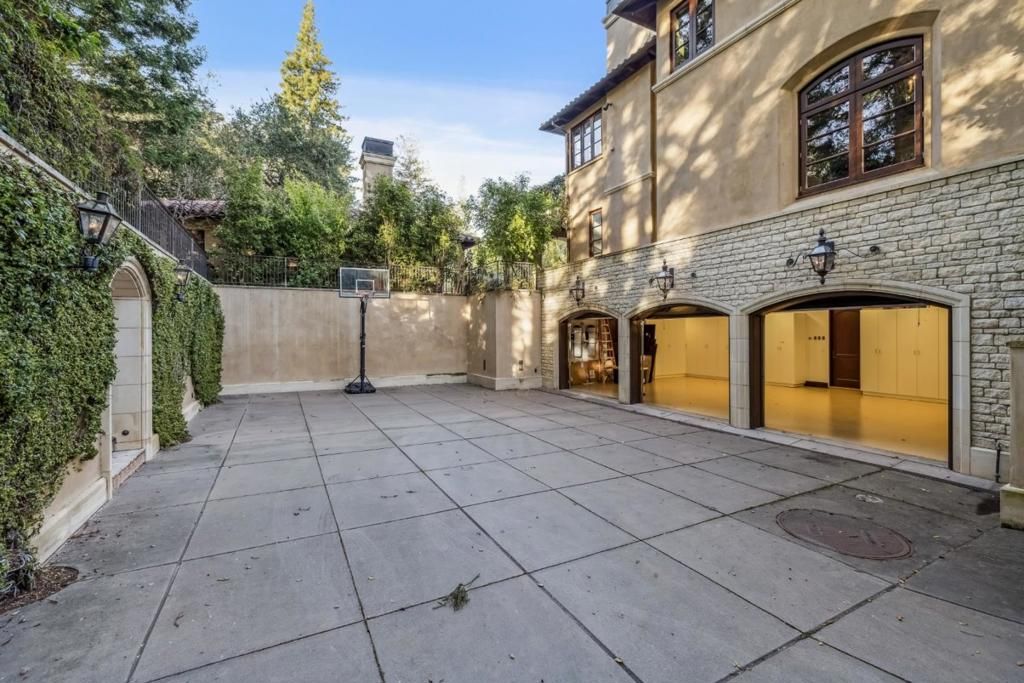 Image 37 of property listing at 2 Somerset Lane, Atherton, CA 94027