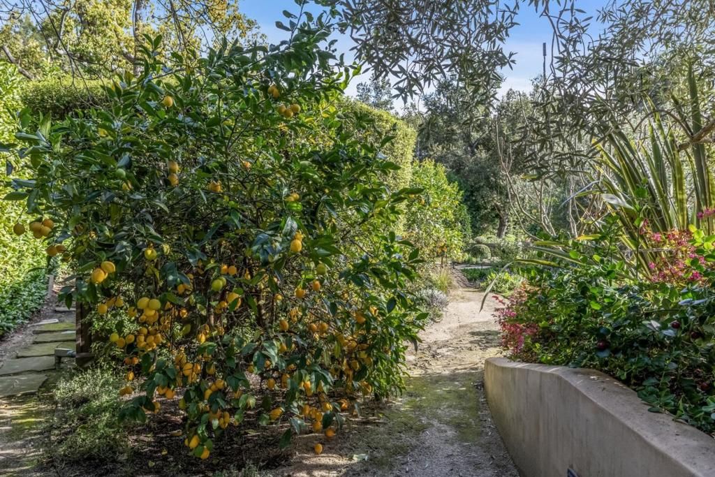 Image 48 of property listing at 2 Somerset Lane, Atherton, CA 94027