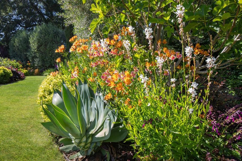 Image 55 of property listing at 2 Somerset Lane, Atherton, CA 94027