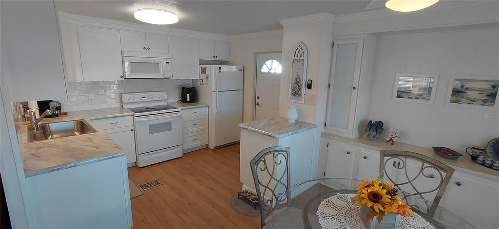 Image 10 of property listing at 2127 MANOA DRIVE, Holiday, FL 34691