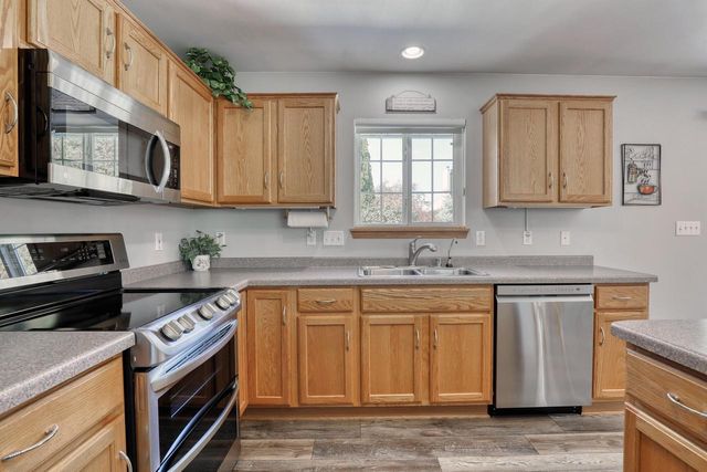 419 Majeskie DRIVE, Pewaukee, WI 53072