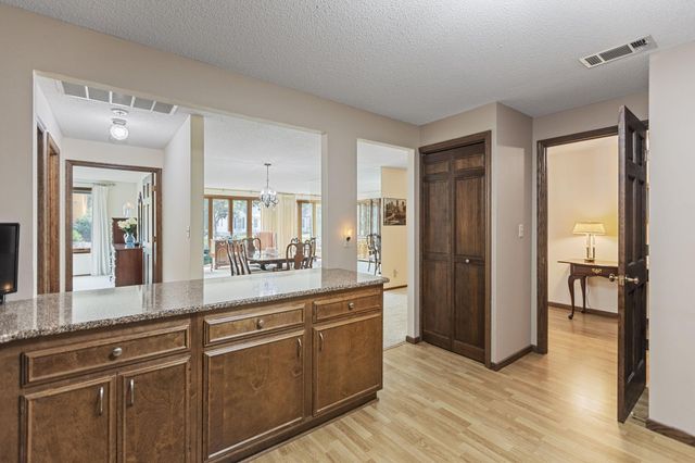 5100 France Avenue S 105, Edina, MN 55410