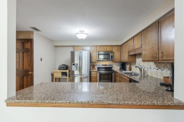 5100 France Avenue S 105, Edina, MN 55410