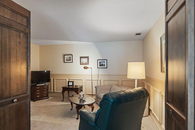 5100 France Avenue S 105, Edina, MN 55410