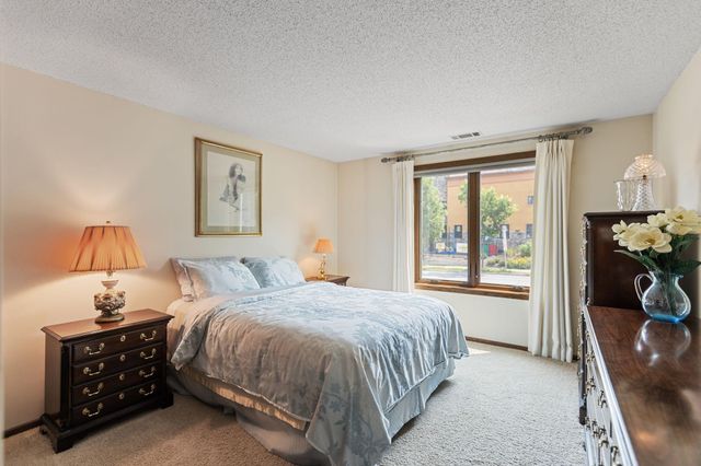 5100 France Avenue S 105, Edina, MN 55410