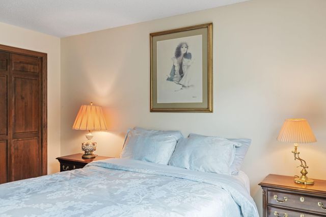 5100 France Avenue S 105, Edina, MN 55410