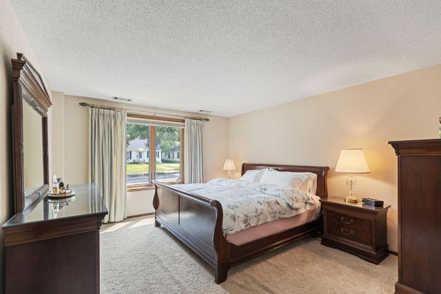 5100 France Avenue S 105, Edina, MN 55410