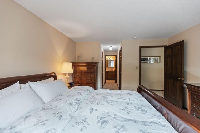 5100 France Avenue S 105, Edina, MN 55410