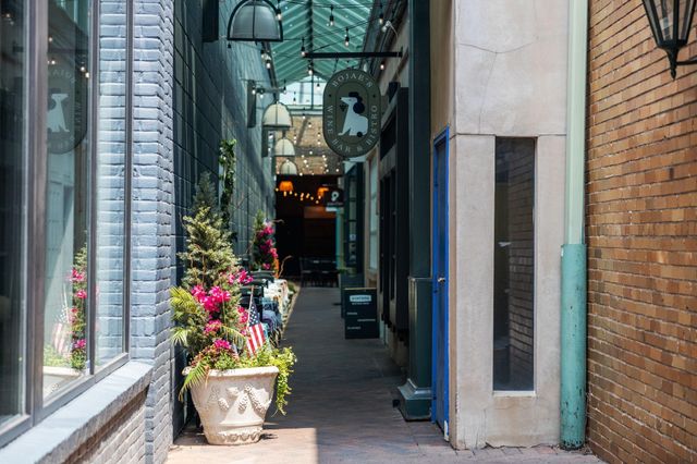 5100 France Avenue S 105, Edina, MN 55410