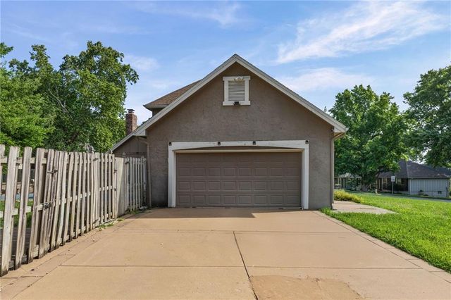 12420 Cambridge Avenue, Grandview, MO 64030