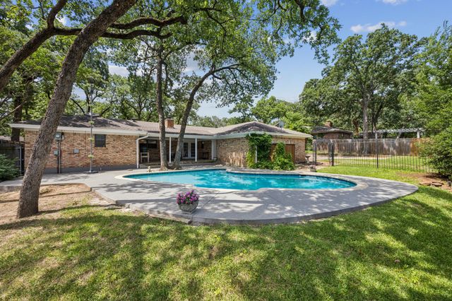 204 Shelmar Drive, Euless, TX 76039