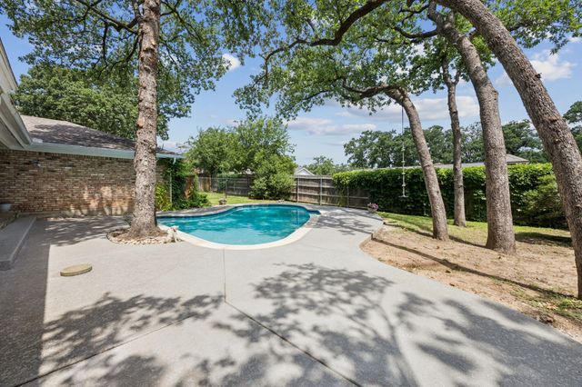 204 Shelmar Drive, Euless, TX 76039