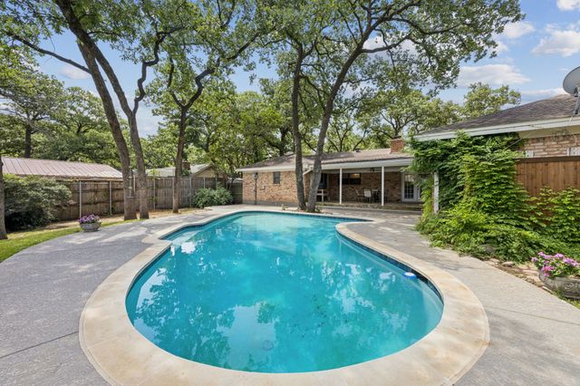 204 Shelmar Drive, Euless, TX 76039